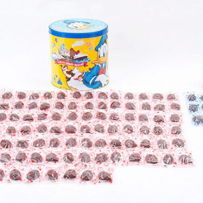 超特大のチョコレートクランチ（100粒入り）と16粒チョコクランチとの比較画像