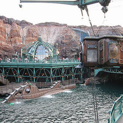 アトラクションの混雑状況を考えてエリア移動を！