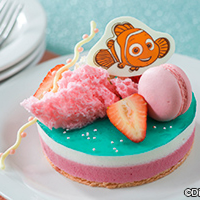 コーラルリーフ・ケーキ（ヨーグルト＆ラズベリームース）