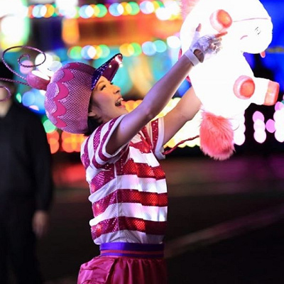 ナイトパレードでのダンサー