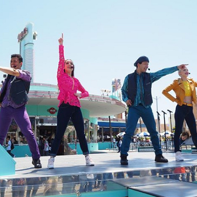 ナイトパレードでのダンサー