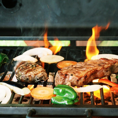 夕食のバーベキュー（イメージ）