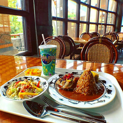 ロスト・ワールドレストランのお皿には恐竜のシルエットがプリントされている