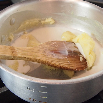 ひと肌に温めた牛乳を3～4回に分けて少しずつ加えながらのばす