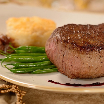 テーブルサービスで食事を堪能！