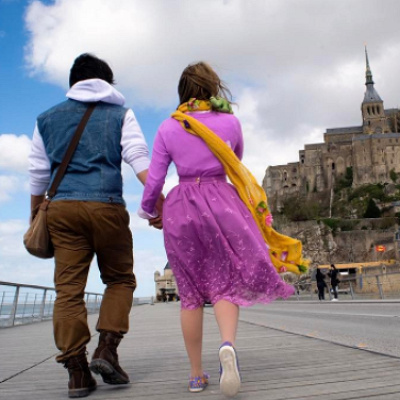 ユージーンとラプンツェル風で、映画のモデルになったモンサンミッシェルを歩く