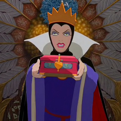 不吉な印象を与える女王の眼