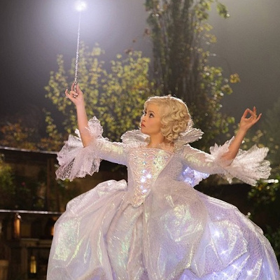 真っ白なドレスに身をまとったフェアリー・ゴッドマザー