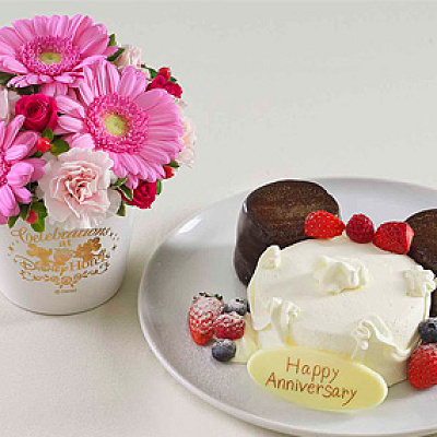 お祝いルームサービスのケーキとお花