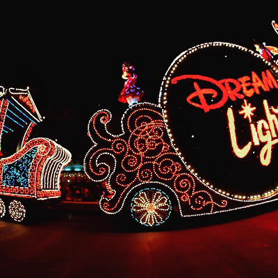 ドリームライツのロゴが光るフロート
