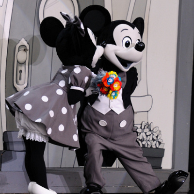 ミッキーからミニーへお花のプレゼント