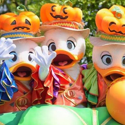 左から、デューイ（青）・ヒューイ（赤）・ルーイ（緑）