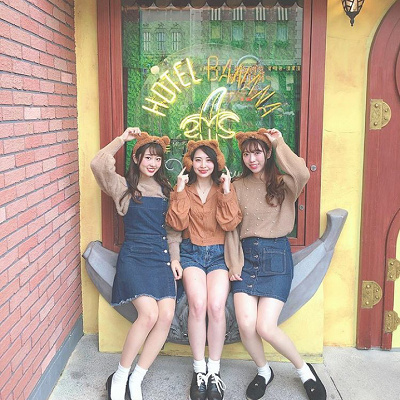 USJミニオンパーク/ホテルバナナの前で仲良しフォト