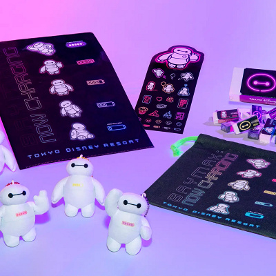 カラフルなネオンとベイマックスがデザインされたグッズ