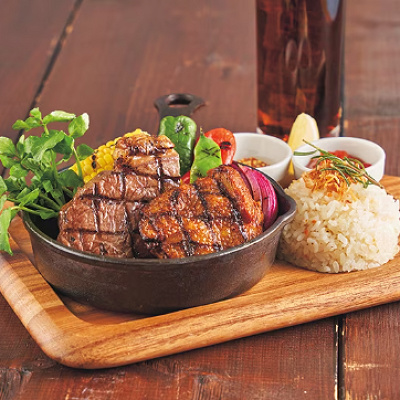 アンガス牛と阿波尾鶏のグリルプレート ガーリックライス添え