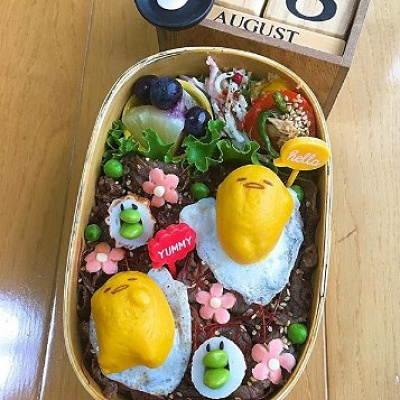 ぐでたまかまぼこ＋お花畑の弁当