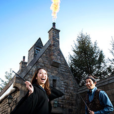 アトラクション「ワンド・マジック」で煙突から炎が噴き出す魔法を体験するゲスト