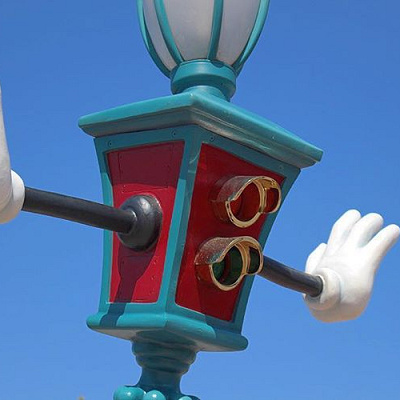 信号に手が！ジャンプしてタッチしようとしている人がたくさんいます。