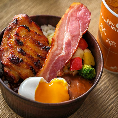 ハッシュドビーフのユカタンライスボウル（骨付きチキン、ベーコン、エッグ）