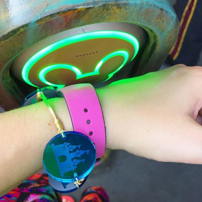 マジックバンドを専用マシーンにかざす