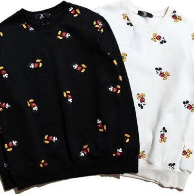 小さいミッキーがプリントされたパーカー