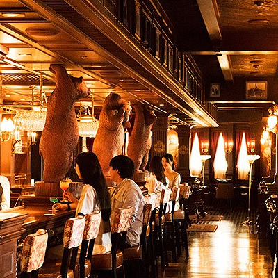 大人の空間で、ホットなアルコールドリンクを