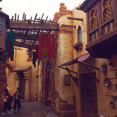 小道のようなところには、映画の中に入り込んだような世界が。