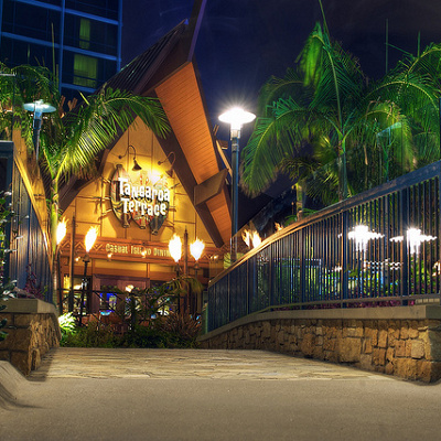 ハワイアンな雰囲気満点なレストラン前で