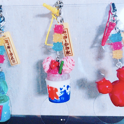 夏は限定で屋台で売っていそうなデザインのストラップが発売されます。