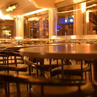 パン・ギャラクティック・ピザ・ポートの屋内席の様子