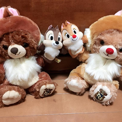 右足にイニシャルが入ります