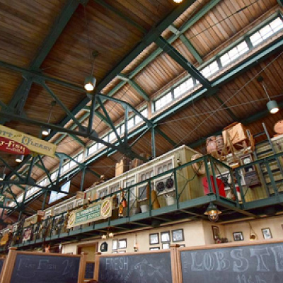 魚市場の面影が感じられる内装