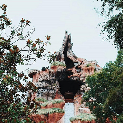 水しぶきの中へ！