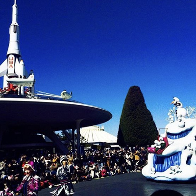 パレード中はにぎわっていますが購入はスムーズです！