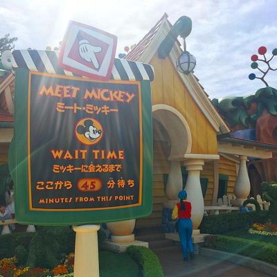 ミッキーに会えるグリーティング施設のそばにあります♪