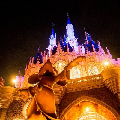 ミッキーの像と一緒に撮影するのがおすすめ