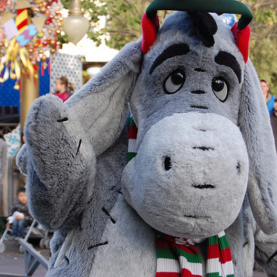 クリスマスシーズンではしゃいでいるように見えますが…