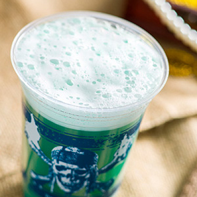 広い海を切り取ったようなドリンクですね。