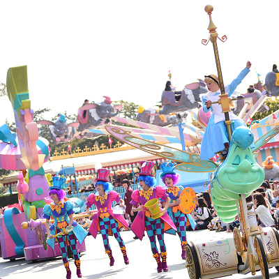 その場でじっとパレードが始まるのを待っているのは、ちょっと退屈