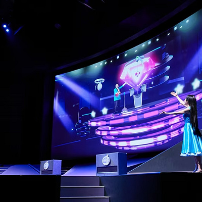 「黄昏の虹」をお披露目する鈴木次郎吉と、アシスタントの蘭と園子