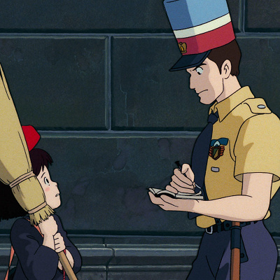 警官に問い詰められるキキ（魔女の宅急便のキャラクター）