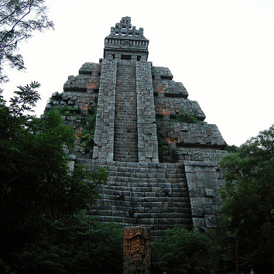 入り組んだ外壁をじっくり観察してみましょう