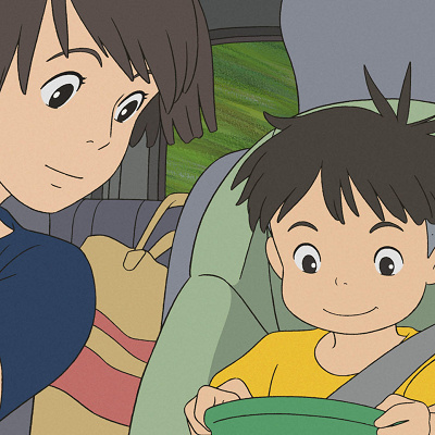 バケツの中に入れたポニョを見つめるリサと宗介