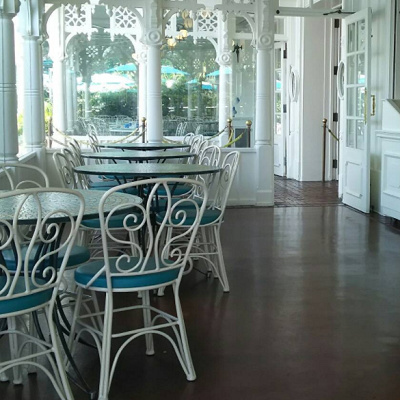 青い屋根が目印です