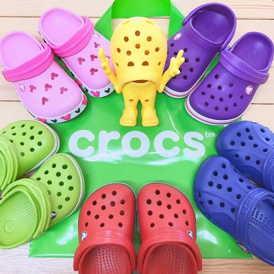 カラフルなクロックスがいっぱい
