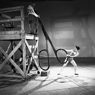 ハサミを使って引き出しから脱出しようとするシーンを演じるマーガレット・ケリー