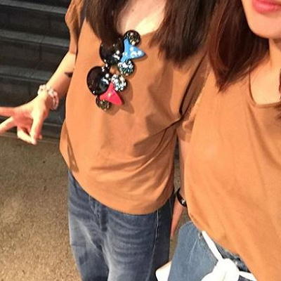 茶色のトップスで揃えよう