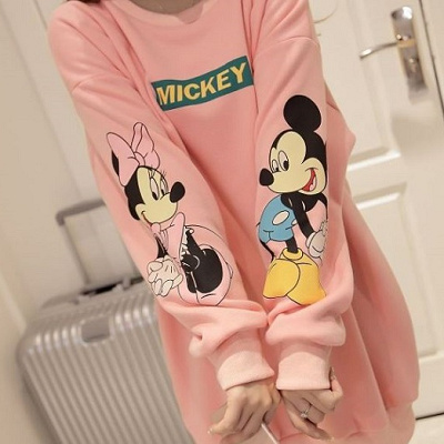 袖にミッキーとミニーが！