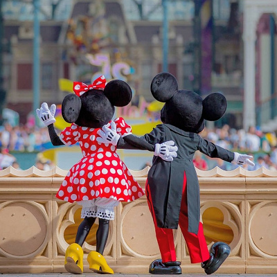 城前でゲストを迎えるミッキーとミニー