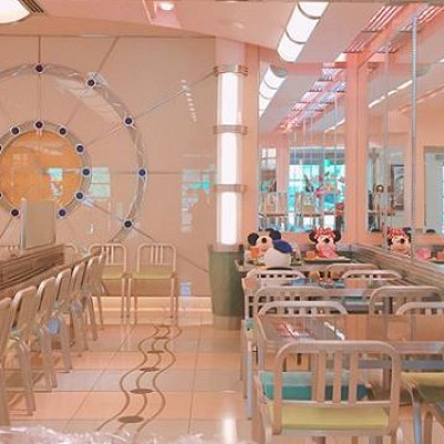 食事中のミッキーたち